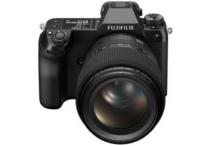 Fujifilm GFX100S II: Die neue Mittelformatkamera liefert 102 Megapixel und besitzt ein sehr kompaktes Gehäuse. Optional ist ein Hochformat-Batteriegriff erhältlich.
