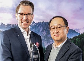 Niclas Walser und Samyang-CEO Choong Hyun Hwang bei der Übergabe des Awards