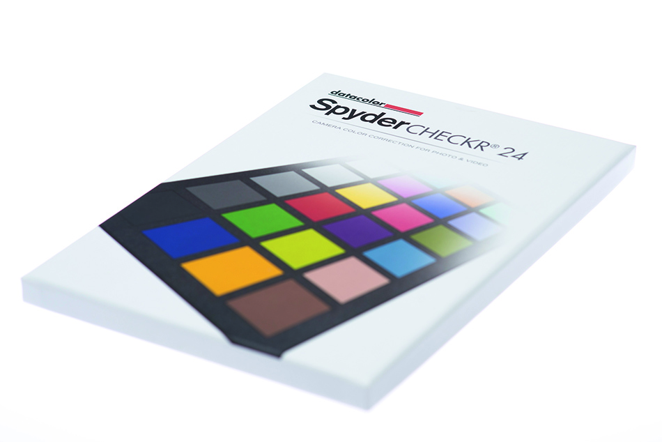 Der „Datacolor SpyderCHECKR 24“ stellt 24 normierte Farben dar.