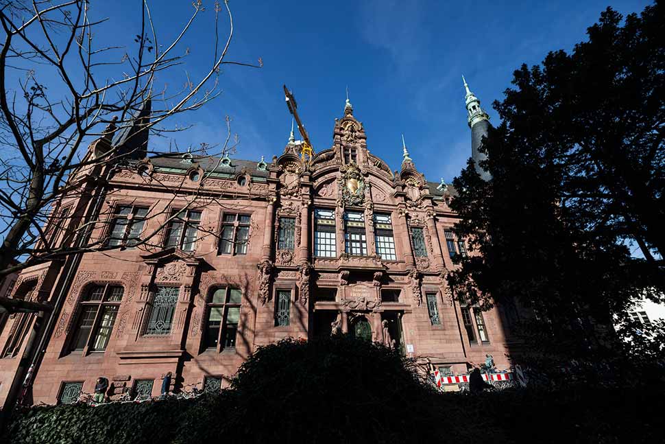 Die Uni-Bibliothek in Heidelberg und der Kölner Dom stellen vor das gleiche Problem: Nur mit einem Weitwinkel wie dem Sigma bekommt man sie komplett auf das Bild.