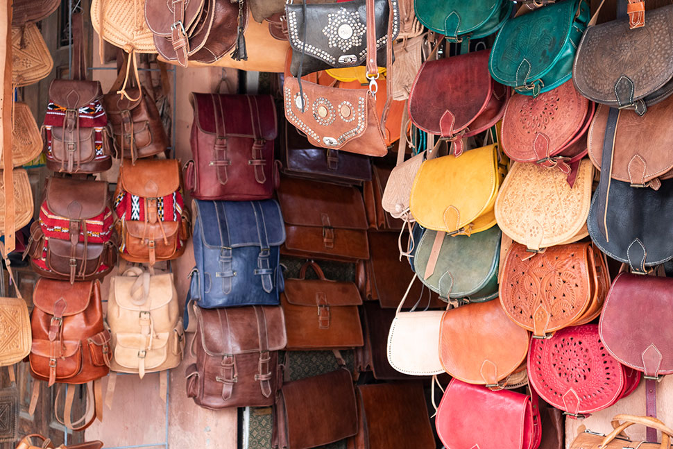 Aus dem Leder werden etwa Taschen, Gürtel oder Schuhe gefertigt, die im Souk in Marrakesch verkauft werden.