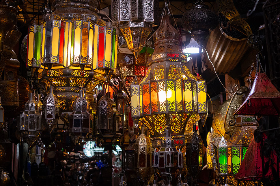 Auch Metallwaren und Lampen werden im Basar verkauft.