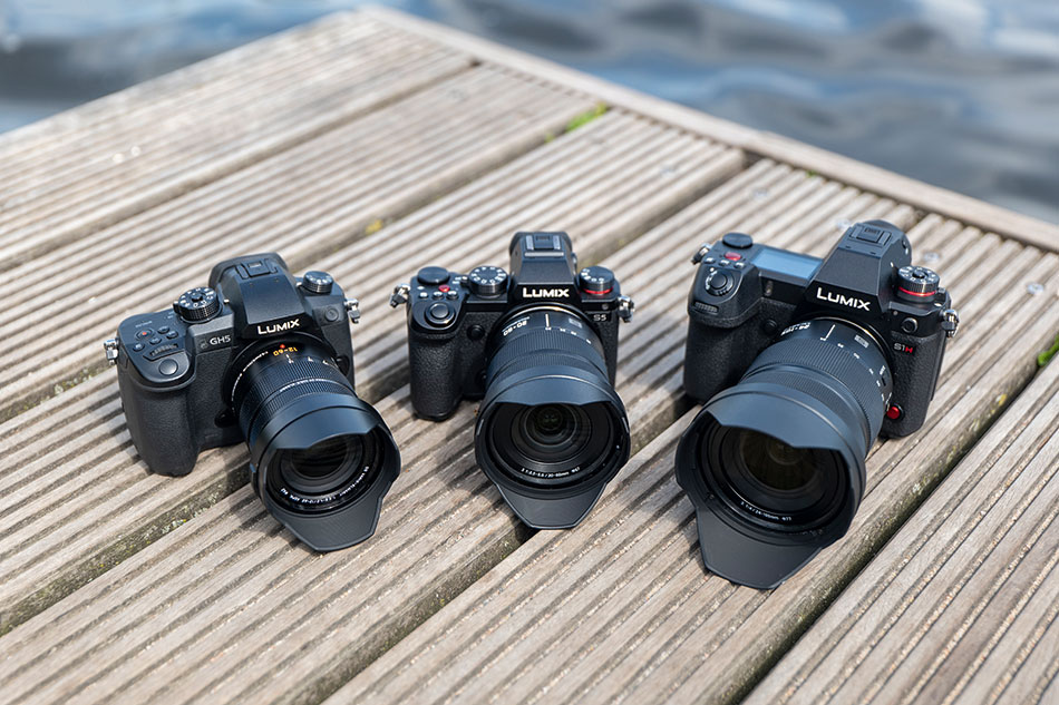 Familienbande: Die S5 (Mitte) ist kleiner als die Micro-Four-Thirds-Kamera GH5 (links). Im direkten Vergleich zur ihrer Vollformatschwester S1 (rechts) wirkt sie wie eine Kompaktkamera.