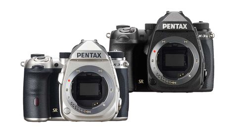 Zur Zeit gibt es die Pentax K-3 Mark III alleine oder im Kit deutlich günstiger.
