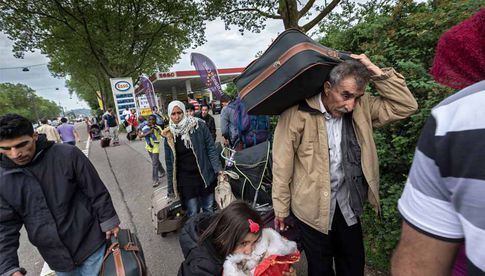 Juni 2013; Karlsruhe / Deutschland Afghanische Flüchtlinge mit ihren Habseligkeiten auf dem Weg in die Landesaufnahmestelle für Flüchtlinge. © Christoph Püschner / Zeitenspiegel