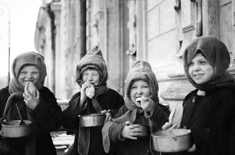Dank der Unterstützung aus dem Ausland durch die American Relief Administration (ARA) bekommen diese Kinder im Frühjahr 1922 eine warme Mahlzeit. © National Archives and Records Administration