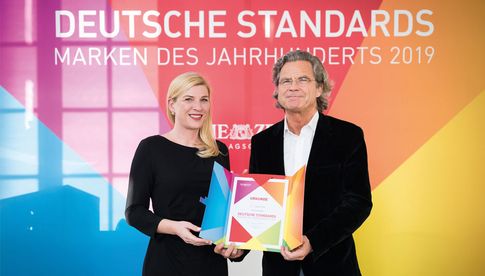 Ann Kristin Nohlen, Marketing Direktorin bei Hahnmühle, nimmt die Auszeichnung „Deutsche Standards – Marken des Jahrhunderts“ von Herausgeber Dr. Florian Langenscheidt entgegen. (Foto: Andreas Henn)