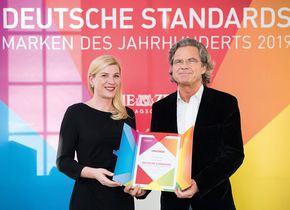 Ann Kristin Nohlen, Marketing Direktorin bei Hahnmühle, nimmt die Auszeichnung „Deutsche Standards – Marken des Jahrhunderts“ von Herausgeber Dr. Florian Langenscheidt entgegen. (Foto: Andreas Henn)
