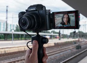 Die Panasonic G110 ist eine kompakte Systemkamera, deren Schwerpunkt auf Vlogging und Content Creation für das Internet liegt.