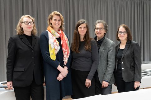 Die Jury (v.l.n.r.): Prof. Ursula Frohne, Dr. Anja Bartenbach, Rineke Dijkstra, Jeff. L. Rosenheim, Gabriele Conrath-Scholl. Foto: © Janet Sinica