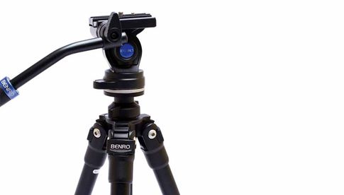 Das Benro Slim Videostativ-Kit ist für Kameraausrüstungen bis zu einem Gewicht von 2,5 Kilogramm konzipiert.