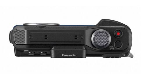 Panasonic FT7: Neben dem Fotoauslöser sitzt der Aufnahmeknopf für die Filmaufnahme, denn die Kamera kann auch 4K-Videos aufzeichnen.