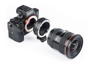 Der Adapter verbindet EF-/EF-S-Objektive mit Sony-E-Kameras.