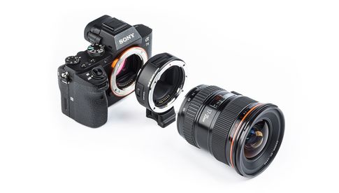 Der Adapter verbindet EF-/EF-S-Objektive mit Sony-E-Kameras.