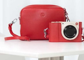 Leica C-Lux „Style Kit“: In der Variante mit der Leica C-Lux in Light-Gold wird die Kamera mit einer roten Tasche und Halbschale geliefert.