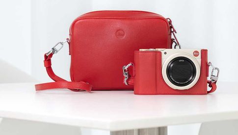 Leica C-Lux „Style Kit“: In der Variante mit der Leica C-Lux in Light-Gold wird die Kamera mit einer roten Tasche und Halbschale geliefert.