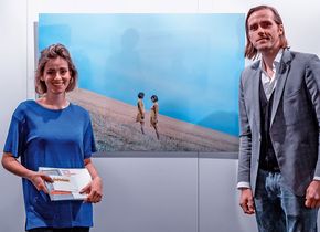 Picanova-Geschäftsführer Philipp Mühlbauer zeichnee auf der photokina 2018 die Gewinnerin Laura Zalenga für ihr Bild „Lean on me“ aus.
