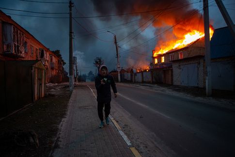 Vor der Flucht: brennende Häuser in Irpin. © ZDF und Juri Kosin
