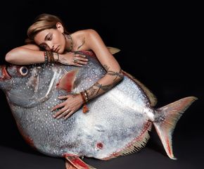 Paris Jackson mit Opah-Fisch. Celebrities and actors pose with fish in a courageous call on EU governments for bold action to #EndOverfishing in Europe's waters by 2020. © Fishlove/Alan Gelati