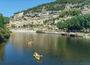 Das klare, angenehme Wasser der Dordogne lockt im Sommer jedes Jahr etliche Touristen an. © Elephant Doc