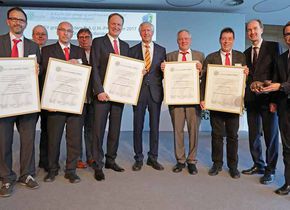 Für CEWE nahmen Sven-Olaf Huth, Carsten Cöppicus, Dr. Rolf Hollander, Dr. Matthias Hausmann und Stephan Schmidt den B.A.U.M.-Umweltpreis entgegen. 