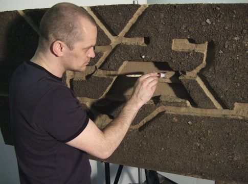 Auch für das unterirdische Tunnelsystem verwendete Modellbauer Nils Carstensen eine Mischung aus Styropor und echter Natur.