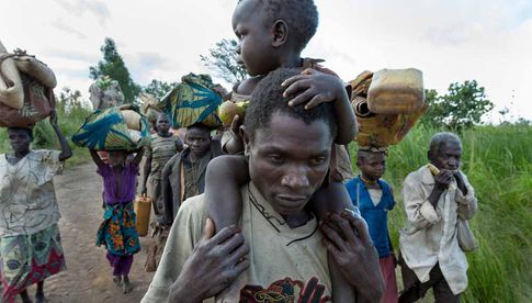 Juni 2006; Aveba / Ostkongo Flüchtlinge, die aus Angst vor Überfällen durch Milizen und durch die kongolesische Armee Tage und Nächte im Busch verbrachten, erreichen zum Teil erschöpft mit dem verbliebenen Hab und Gut das Flüchtlingslager Aveba. 