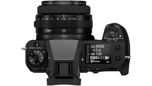 Im Gegensatz zu den älteren Modellen GFX100 und GFX50S ist der elektronische Sucher der Kamera fest in die GFX100S eingebaut.