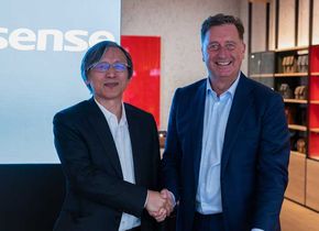 Dr. Lan Lin (l.), Präsident von Hisense, und Matthias Harsch, CEO Leica Camera AG, bei der Unterzeichnung des Kooperationsvertrags.