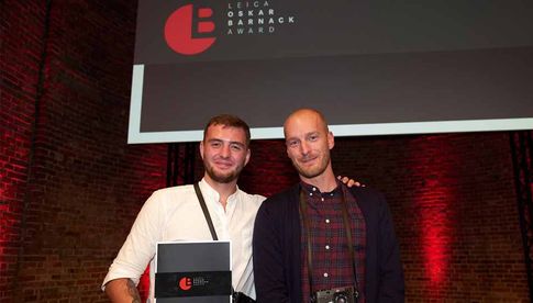 Gewinner des „Leica Oskar Barnack Awards 2017“ ist der Norweger Terje Abusdal (rechts). Den Nachwuchspreis konnte der Ukrainer Sergey Melnitchenko für sich entscheiden.