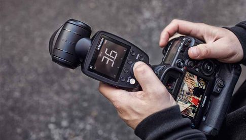Der Profoto A1 lässt sich durch seine Kompaktheit auch als On-Camera-System nutzen.