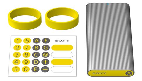 Sonys liefert die mobilen Festplatten SL-M und SL-C mit Schutzgummibändern sowie Aufklebern, um sie für den Außeneinsatz eindeutig markieren zu können.