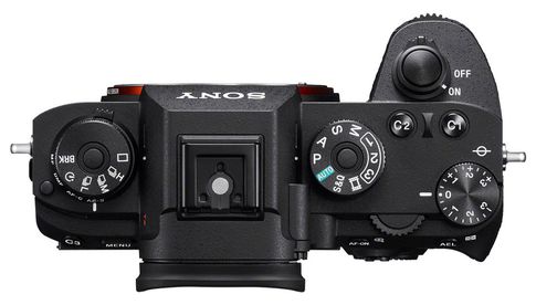 Hohe Leistung, kompaktes Format: Als spiegellose Systemkamera ist die Sony Alpha 9 sehr dünn.