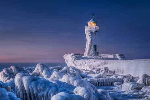 Gesamtsieger beim Cewe Photo Award 2021: „Eingefrorener Leuchtturm“ von Manfred Voss
