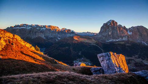 Sonnenuntergang in den südtiroler Dolomiten: Der Urlaubsort Val Gardena/Gröden bietet geführte Fotowanderungen an.