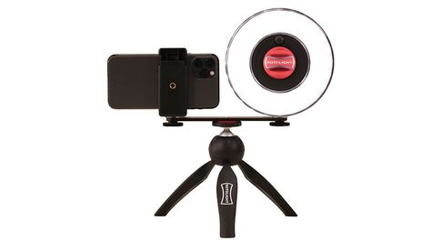 Vloggern, die sich selbst mit dem Smartphone aufnehmen wollen, hilft das „Ultimate Vlogging Kit“ von Rotolight. Es besteht aus dem Ringlicht RL48, einer Smartphone-Halterung und einem Minii-Stativ.
