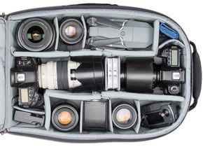 Der „Airport Advantage Plus Trolley“ nimmt umfangreiche Fotoausrüstungen etwa mit zwei großen DSLRs und mehreren Objektiven auf.