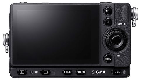 Sucherlos: Die Sigma fp setzt ausschließlich auf ein LC-Display mit acht Zentimetern Bilddiagonale (3,15 Zoll) für Aufnahme, Bildkontrolle und Menüsteuerung