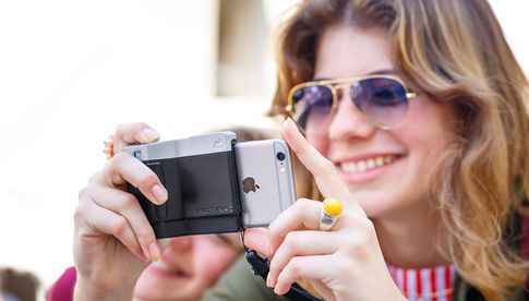 Macht das Apple-Smartphone zur Kamera: Der MyMiggö „Pictar One“-Handgriff im Vertrieb durch Dörr.