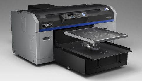 Mit einem Fünf-Tinten-System (CMYK + Weiß) überträgt der „Epson SureColor SC-F2100“ Fotos auf Textilien.