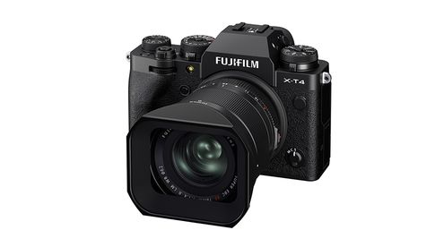 Das Fujinon XF18mmF1.4 R LM WR mit der Gegenlichtblende LH-XF18 an der Fujifilm X-T4. 