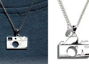 Die Halsketten mit Anhängern in Kameraform umfassen fünf Motive. Hier sind die „Leica M“ (links) und die „Nikon F“ abgebildet.