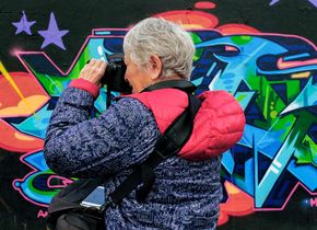 Martha Cooper wurde durch ihre Fotos von Graffiti zur Legende der Urban-Art-Bewegung. © Projector Films