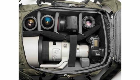 Kameras und Objektive lassen sich im Gitzo Adventury 45L dank der einstellbaren Innenteiler sicher transportieren.