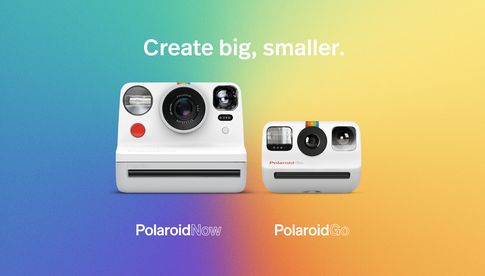 Die Polaroid Go im direkten Größenvergleich mit der Polaroid Now.
