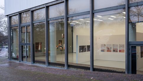 Die Ausstellung im Sprengel-Museum in Hannover ist derzeit nur von außen einsehbar.