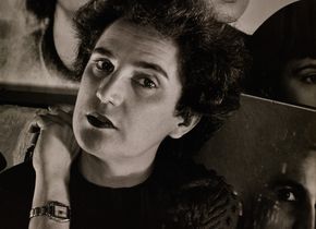Marta Hoepffner, Selbstbildnis mit frühen Selbstportraits (Ausschnitt) 1949 © estate Marta Hoepffner