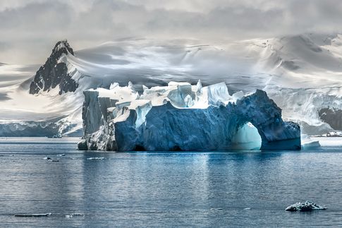 Wer einmal einen Gletscher mit eigenen Augen gesehen hat, kann sich diesen Schönheiten nicht mehr entziehen. Antarktis, 2019. © Steve McCurry / Knesebeck Verlag.