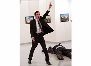 Foto: Burhan Ozbilici Mevlüt Mert Altıntaş shouts after shooting Andrey Karlov, the Russian ambassador to Turkey, at an art gallery in Ankara, Turkey. 