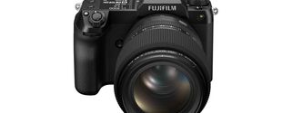 Fujifilm GFX100S II: Die neue Mittelformatkamera liefert 102 Megapixel und besitzt ein sehr kompaktes Gehäuse. Optional ist ein Hochformat-Batteriegriff erhältlich.